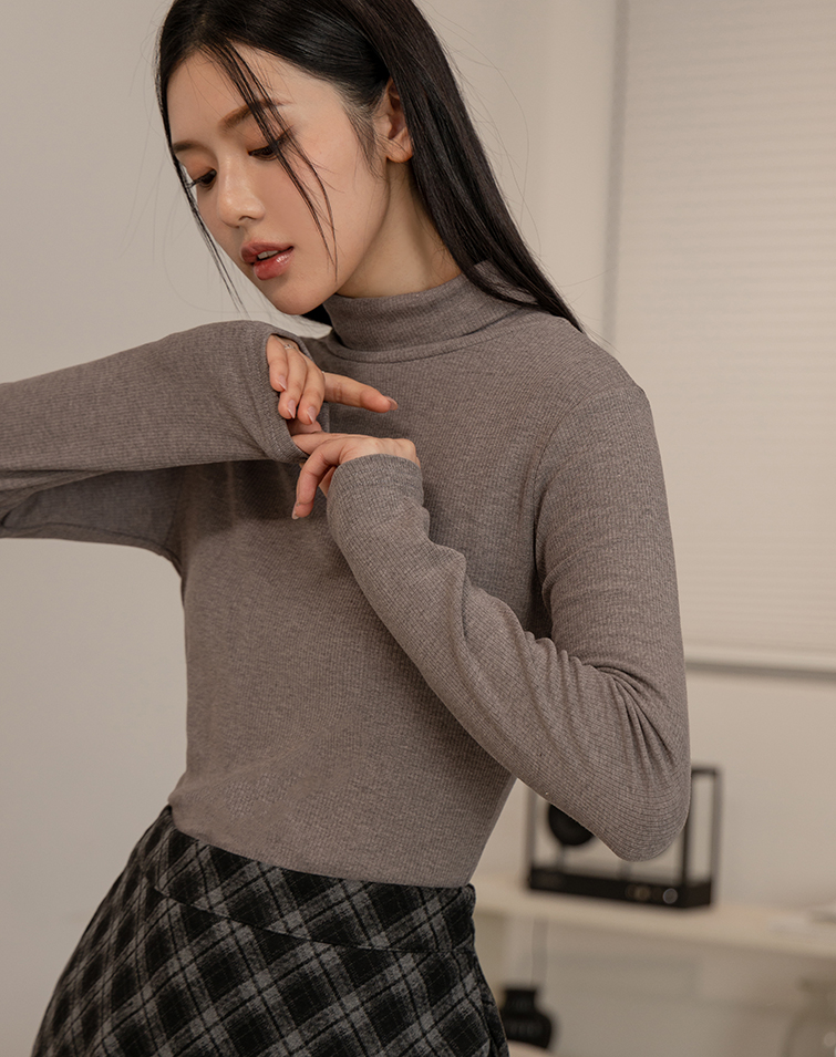 TEXTURED RIBBED HIGH-NECK TOP