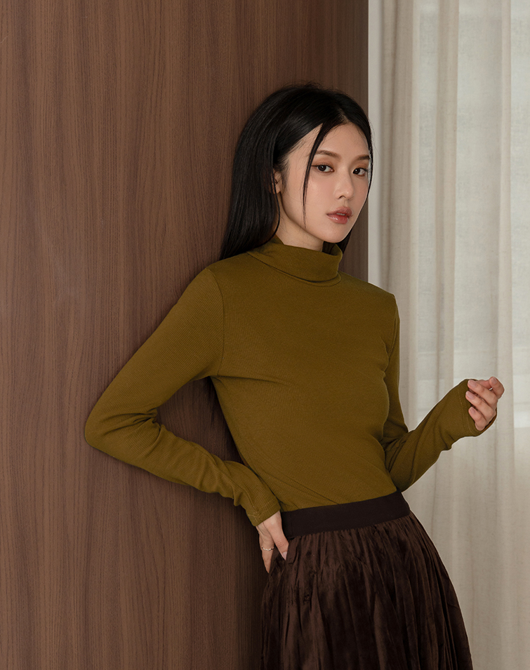 TEXTURED RIBBED HIGH-NECK TOP