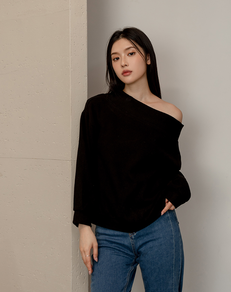 CASUAL OFF-SHOULDER TOP