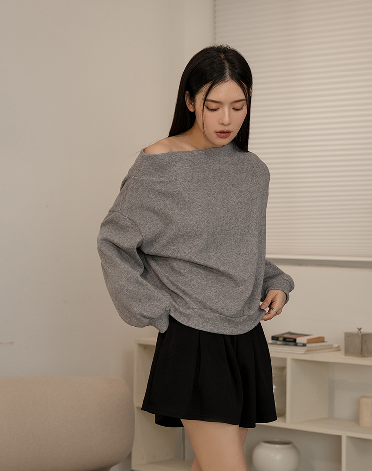 CASUAL OFF-SHOULDER TOP