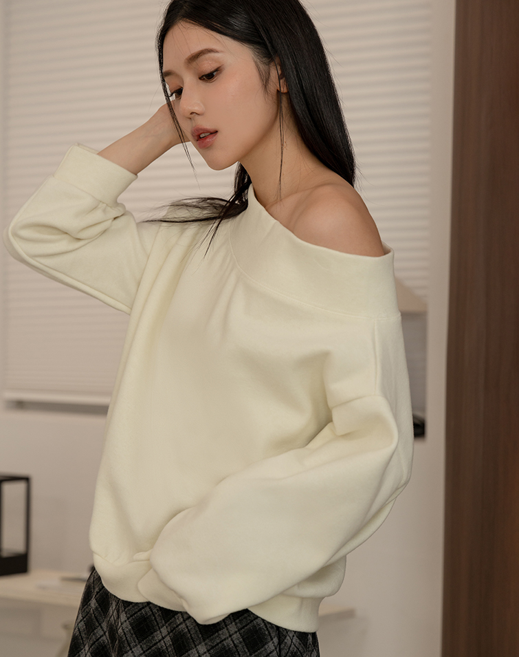 CASUAL OFF-SHOULDER TOP