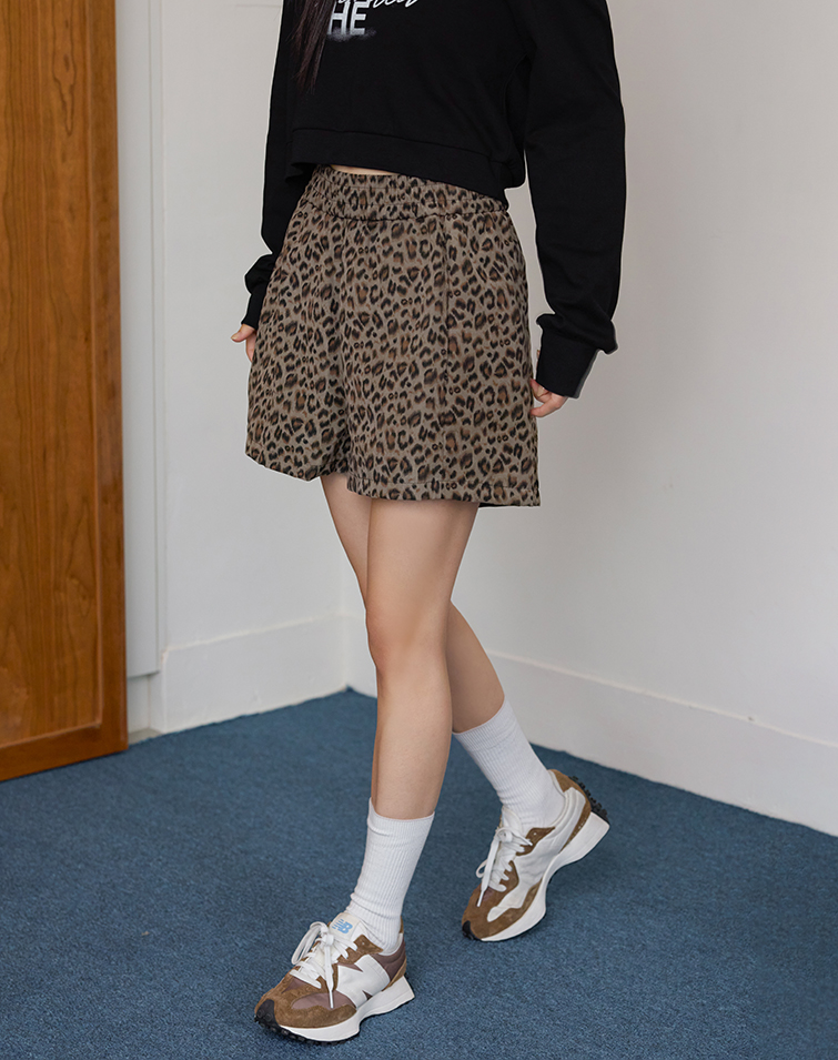 LEOPARD PRINT ELASTIC WAIST SHORTS