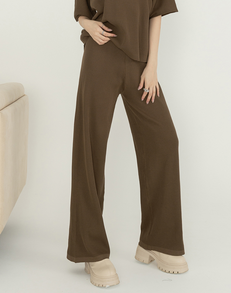 FLATTERING RIBBED PANTS