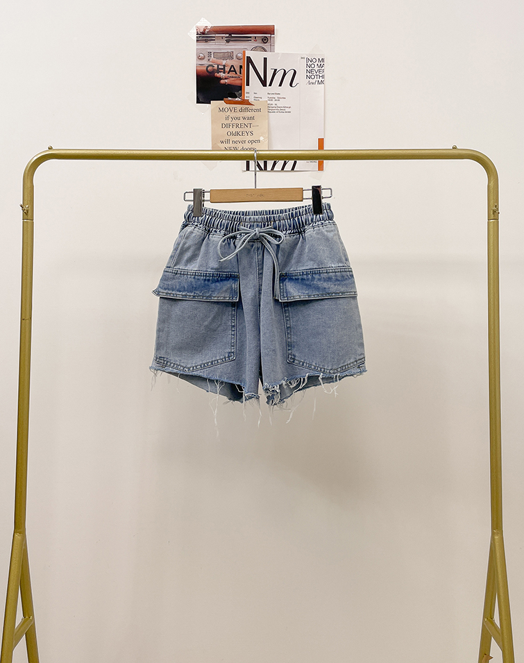 FRAYED HEM DENIM SHORTS WITH DOUBLE POCKETS