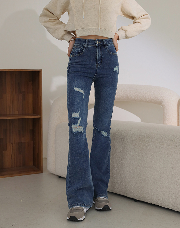 FLATTERING RIPPED FLARE JEANS