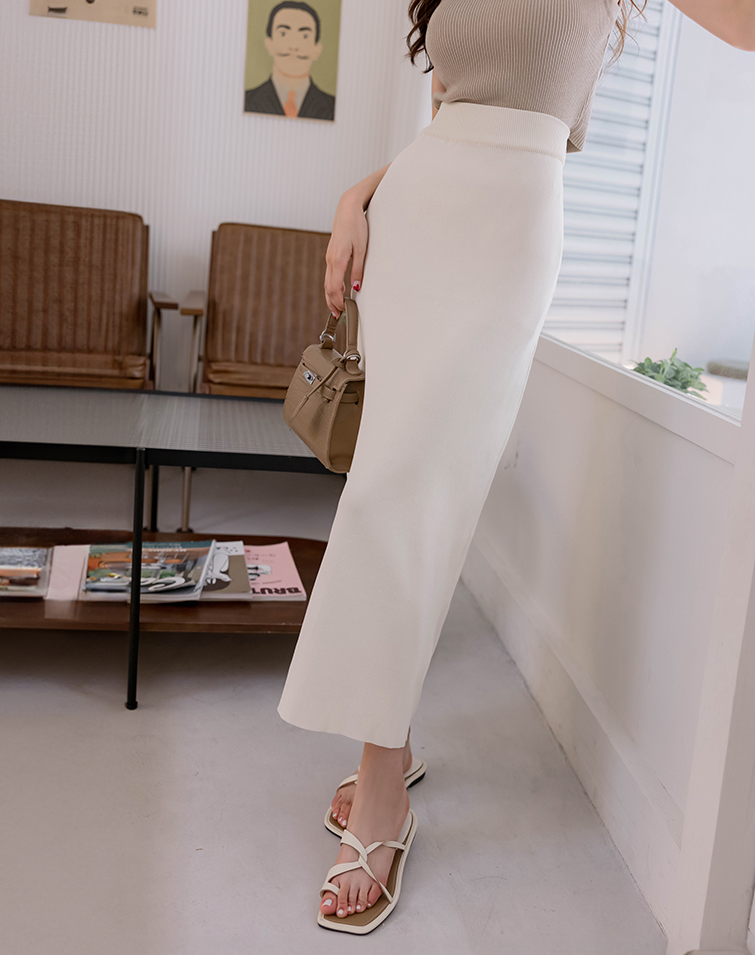 SOFT AND STRETCHY KNIT PENCIL MIDI SKIRT