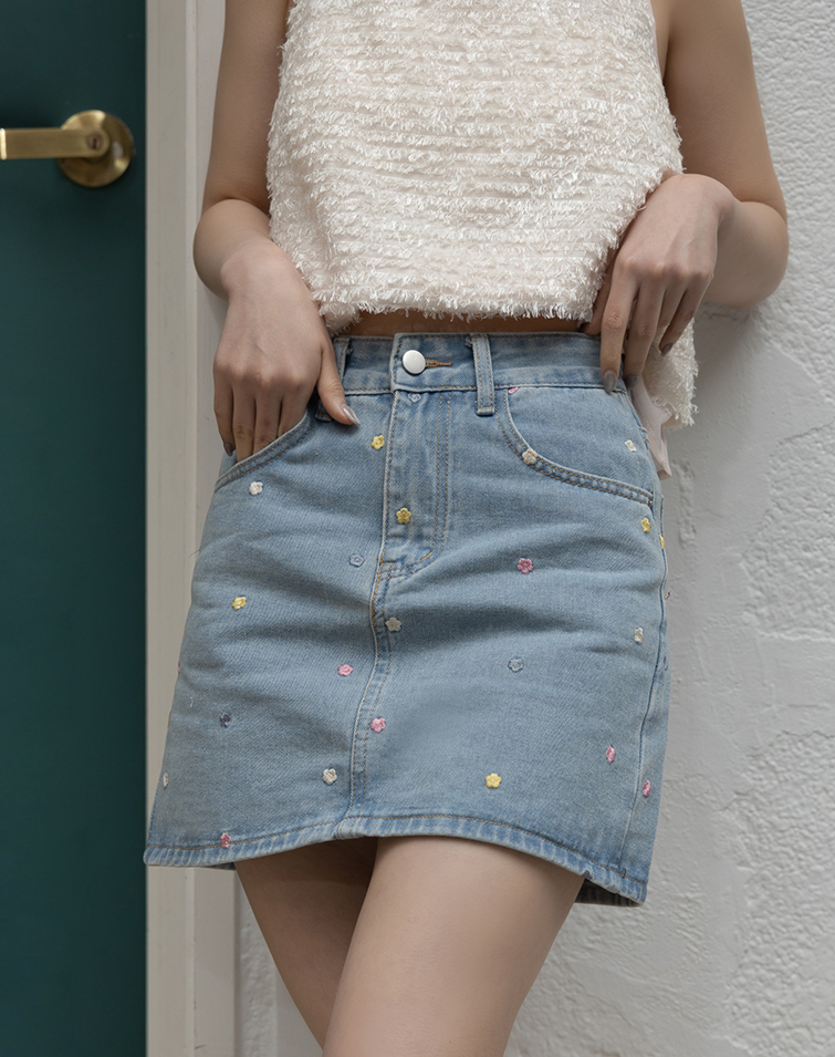 FLORAL EMBROIDERED DENIM MINI SKIRT
