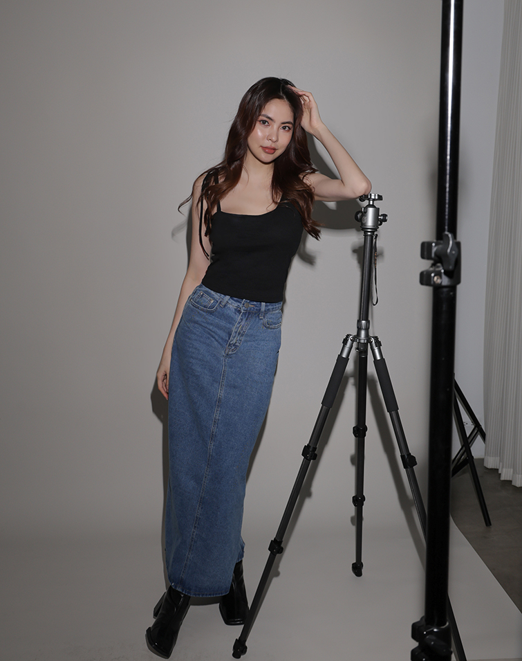 SLIM-FIT FLATTERING BACK-SLIT DENIM SKIRT
