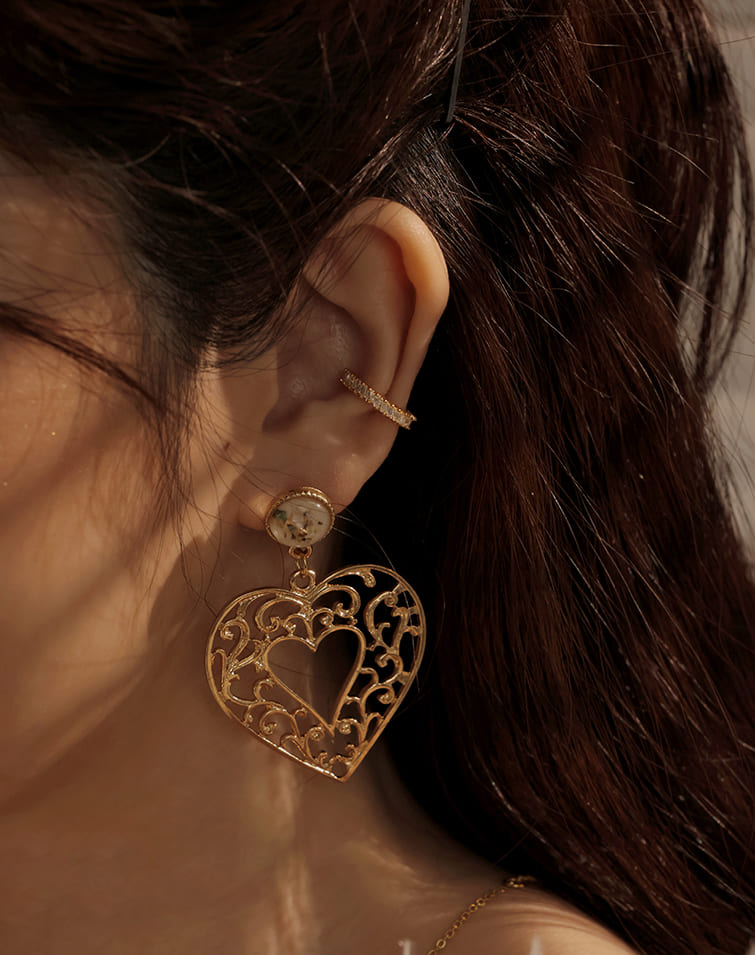 ONE & ONLY STUDDED EAR CUFF