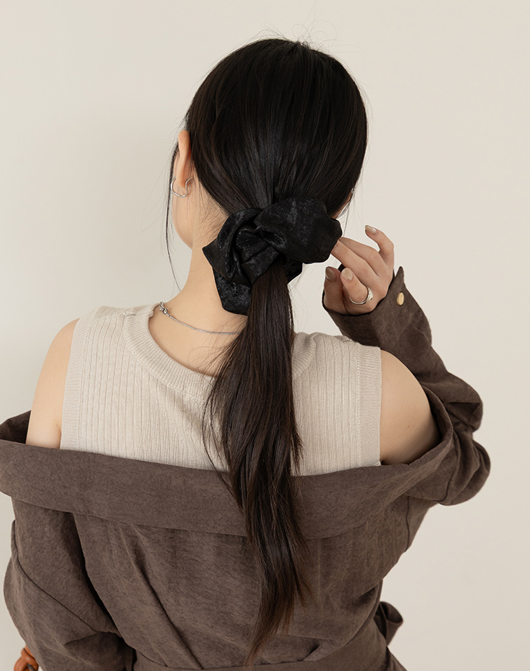 STARRY SHIMMER GLOSSY SCRUNCHIE