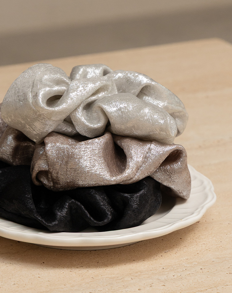 STARRY SHIMMER GLOSSY SCRUNCHIE