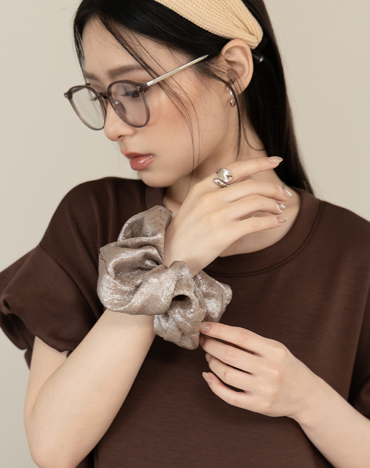 STARRY SHIMMER GLOSSY SCRUNCHIE