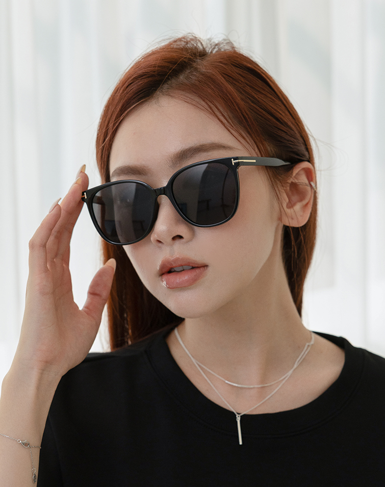 FLATTERING ROUNDED-SQUARE SUNGLASSES